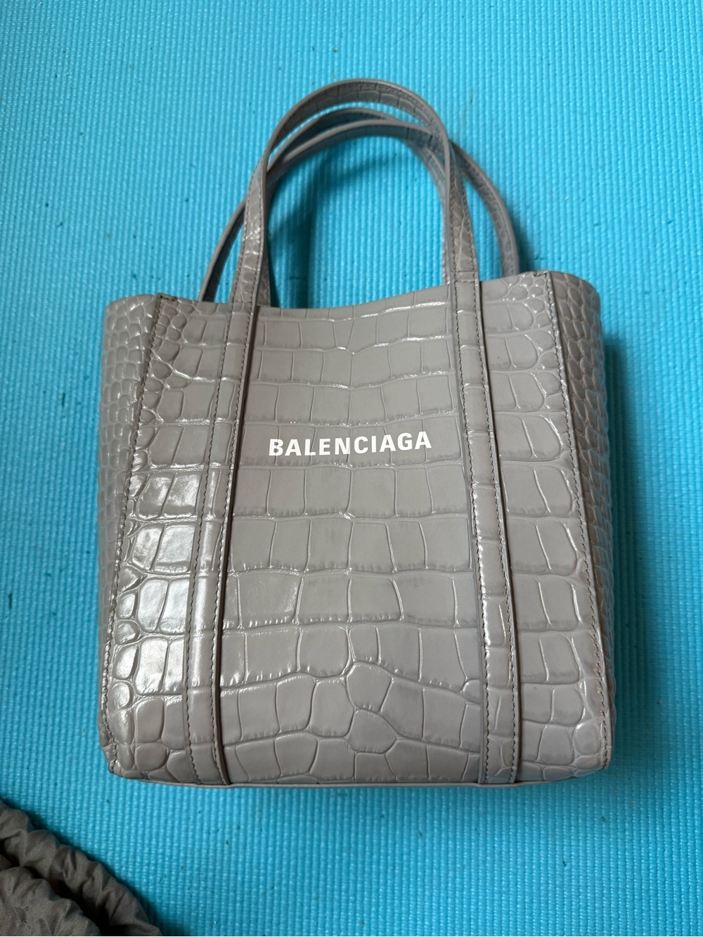 BALENCIAGA
Shiny Calfskin Logo Crocodile Embossed Everyday Tote Grey - Picture 9 of 14